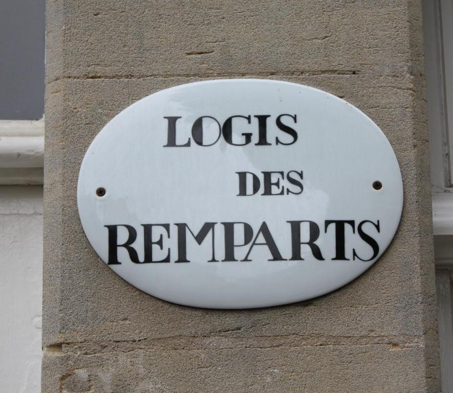 לינה וארוחת בוקר באיו Logis Les Remparts מראה חיצוני תמונה